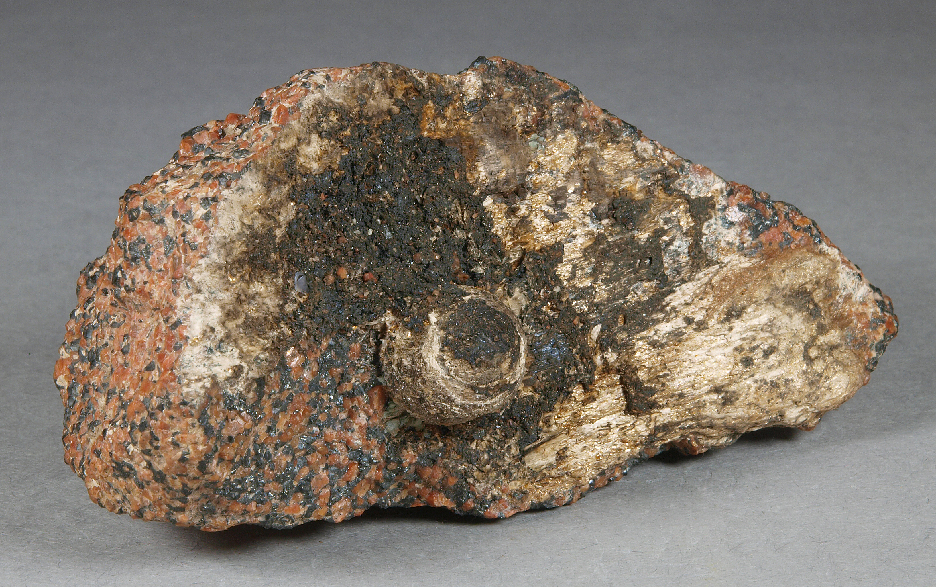 Spherical aggregate of akrochordite crystals, high-grade willemite-franklinite ore, Sterling mine, Ogdensburg, NJ