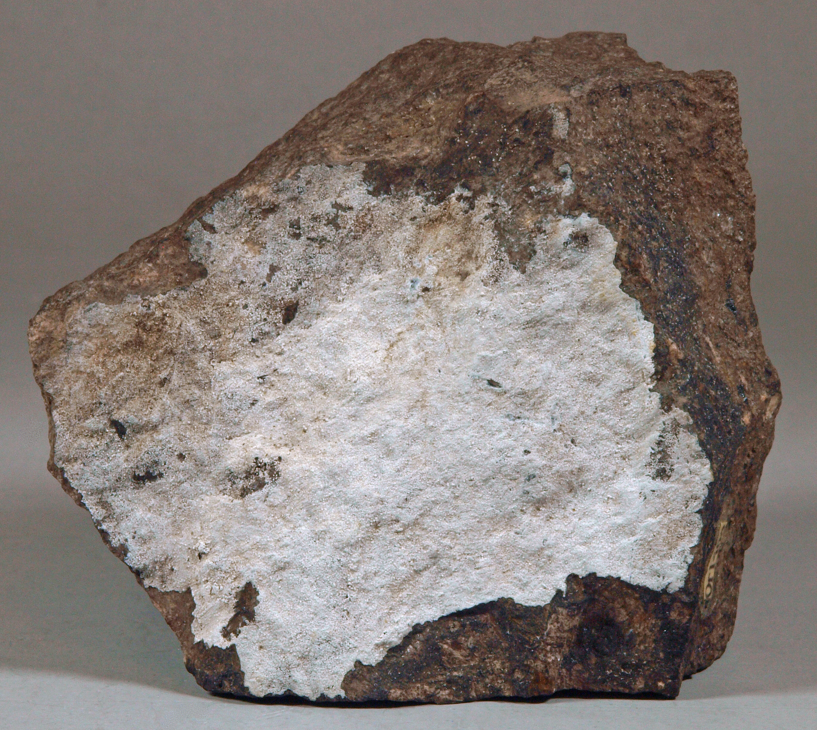 Microscopic dypingite crystals, sussexite, pyrochroite, hydrothermal zincite, Sterling mine, Ogdensburg