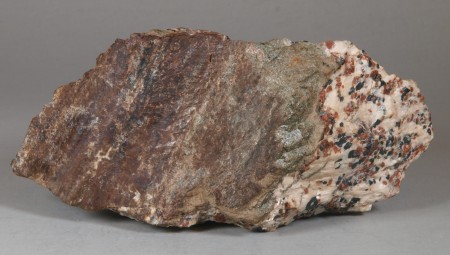 Vein 2-7 mm thick of dark green to brown magnussonite cutting calcitic willemite-franklinite ore