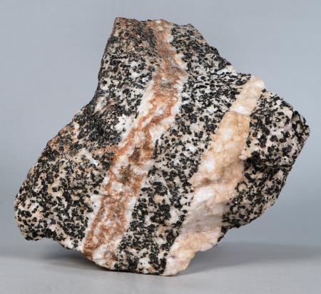 SCH8, reddish-brown schallerite, white calcite, granular franklinite-willemite-calcite ore Franklin mine, Franklin NJ 