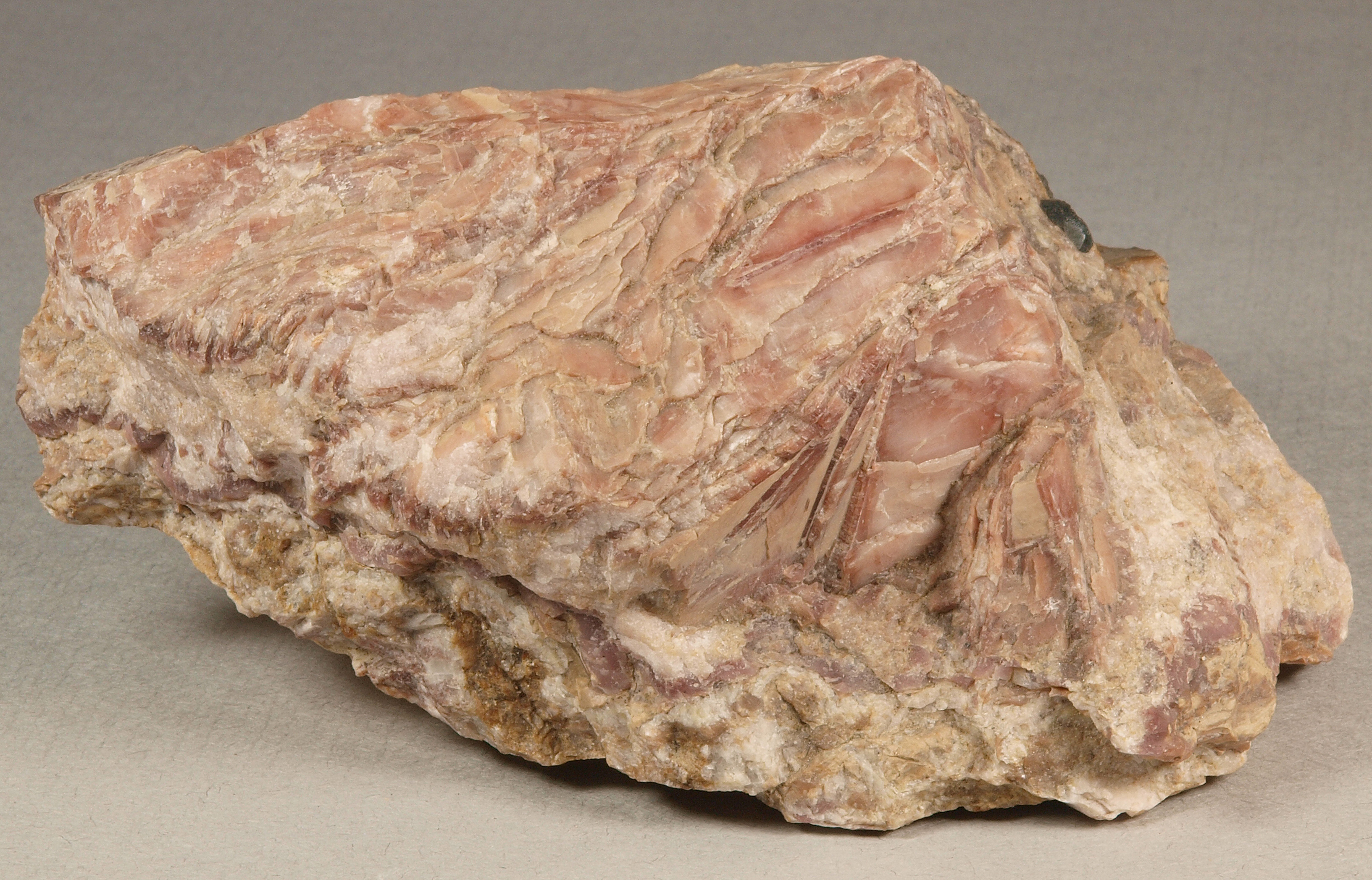 Sussexite in reddish-pink to pale pink lamellae, Sterling mine, Ogdensburg