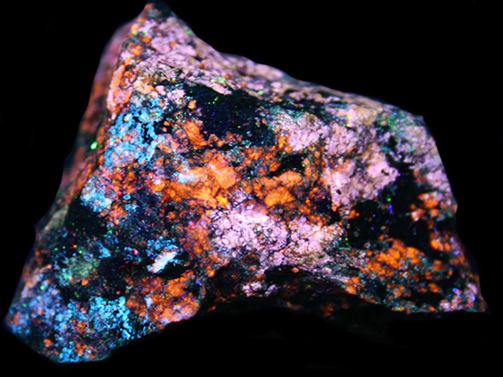 Fluorescent prehnite, pectolite, margarosanite under shortwave UV light