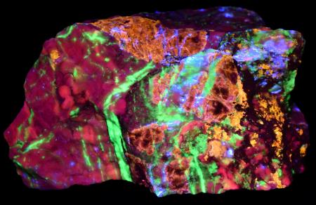 Fluorescent sphalerite, calcite, willemite under longwave UV light