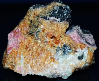 Axinite-(Mn) crystals, willemite, rhodonite and franklinite from Franklin, NJ