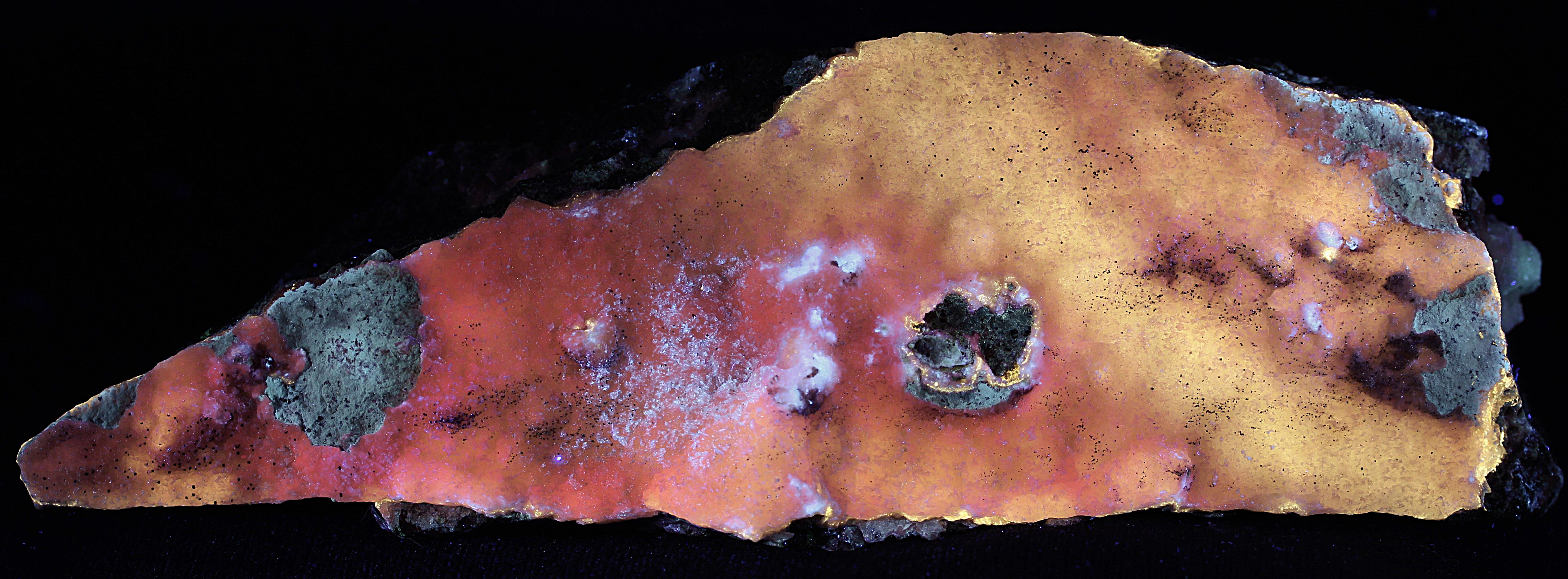 Calcite druze on franklinite and willemite from the Sterling Hill Mine, Ogdensburg, NJ under longwave UV Light
