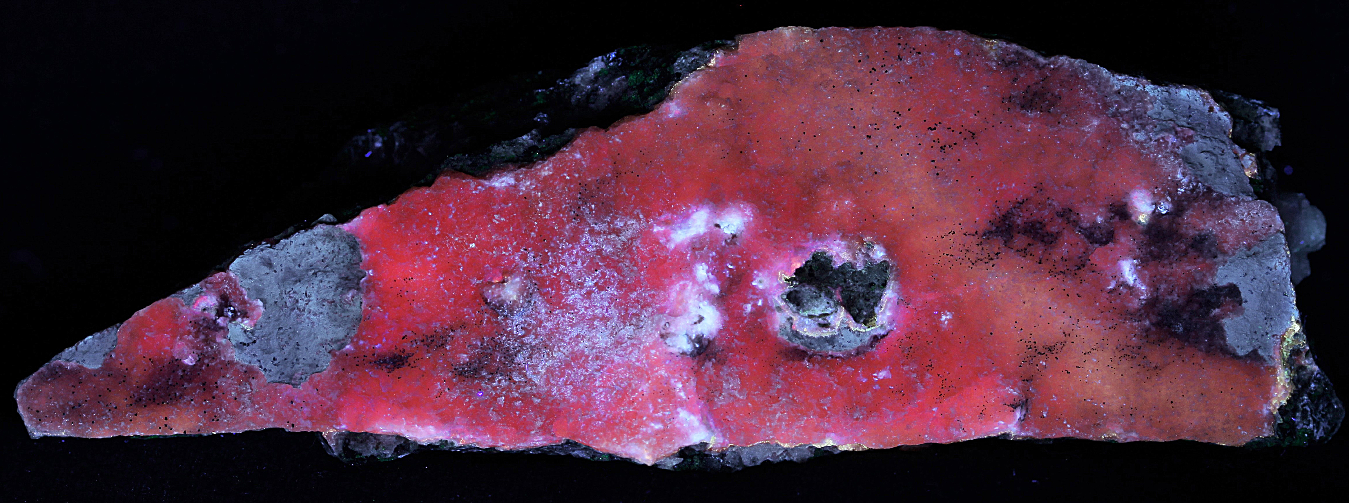 Calcite druze on franklinite and willemite from the Sterling Hill Mine, Ogdensburg, NJ under midwave UV Light