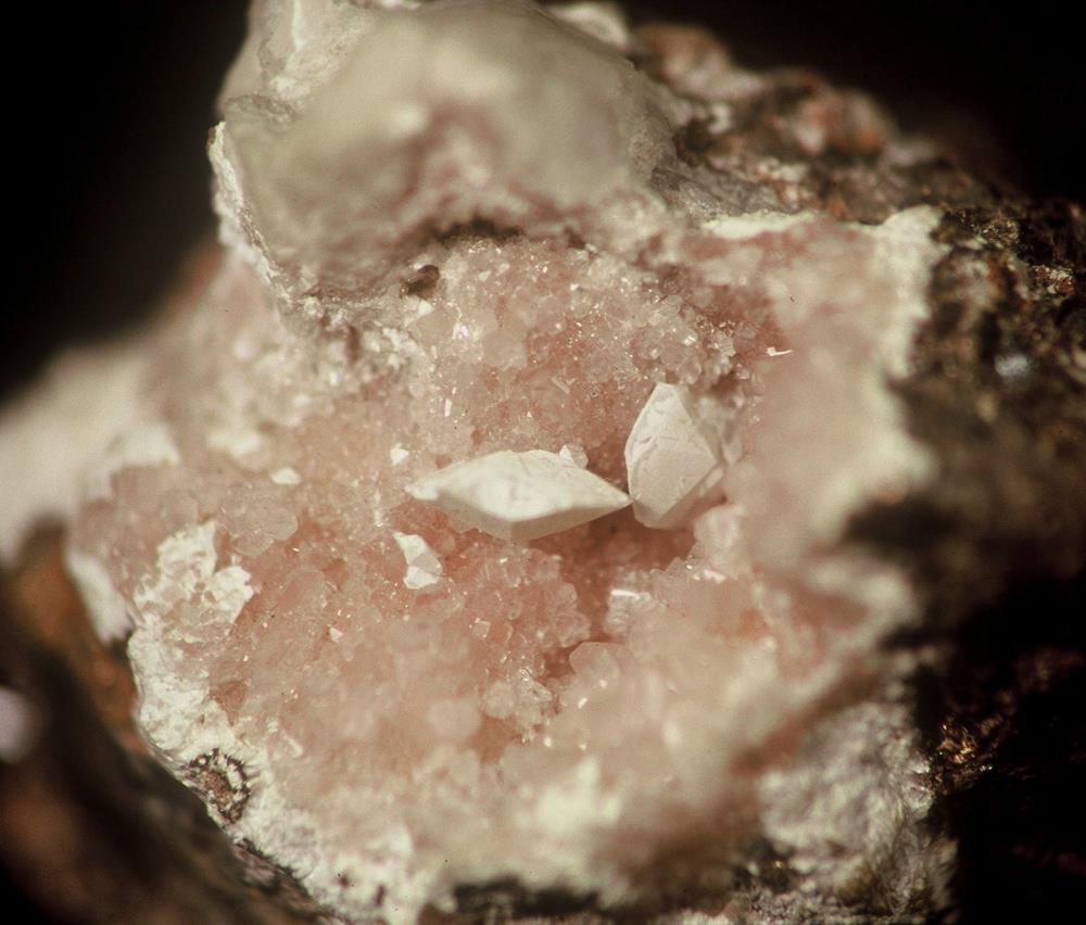 Charlesite crystals on datolite and hancockite from Franklin, NJ