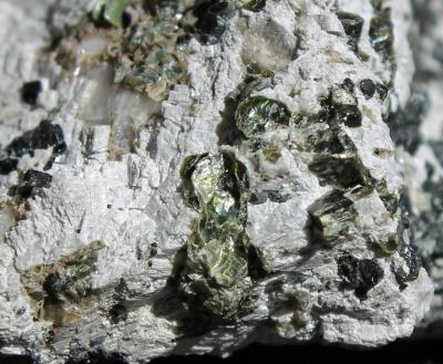 Clinochlore, dolomite, calcite, franklinite, Taylor Road Dump, image width 1 inch
