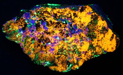Clinohedrite, hardystonite, willemite, calcite from Franklin under shortwave UV Light