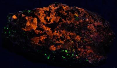 Clinohedrite, hardystonite, willemite, diopside, andradite garnet and franklinite from Franklin, NJ under longwave UV Light