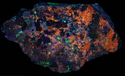 Clinohedrite, hardystonite, willemite, calcite from Franklin under longwave UV Light