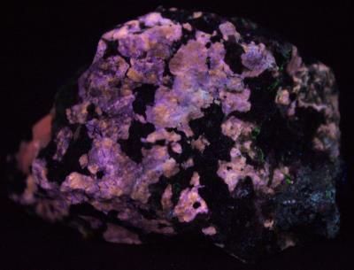Cuspidine, calcite, willemite, and franklinite from Franklin, NJ under midwave UV Light