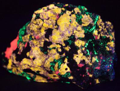 Cuspidine, calcite, willemite, and franklinite from Franklin, NJ under shortwave UV Light