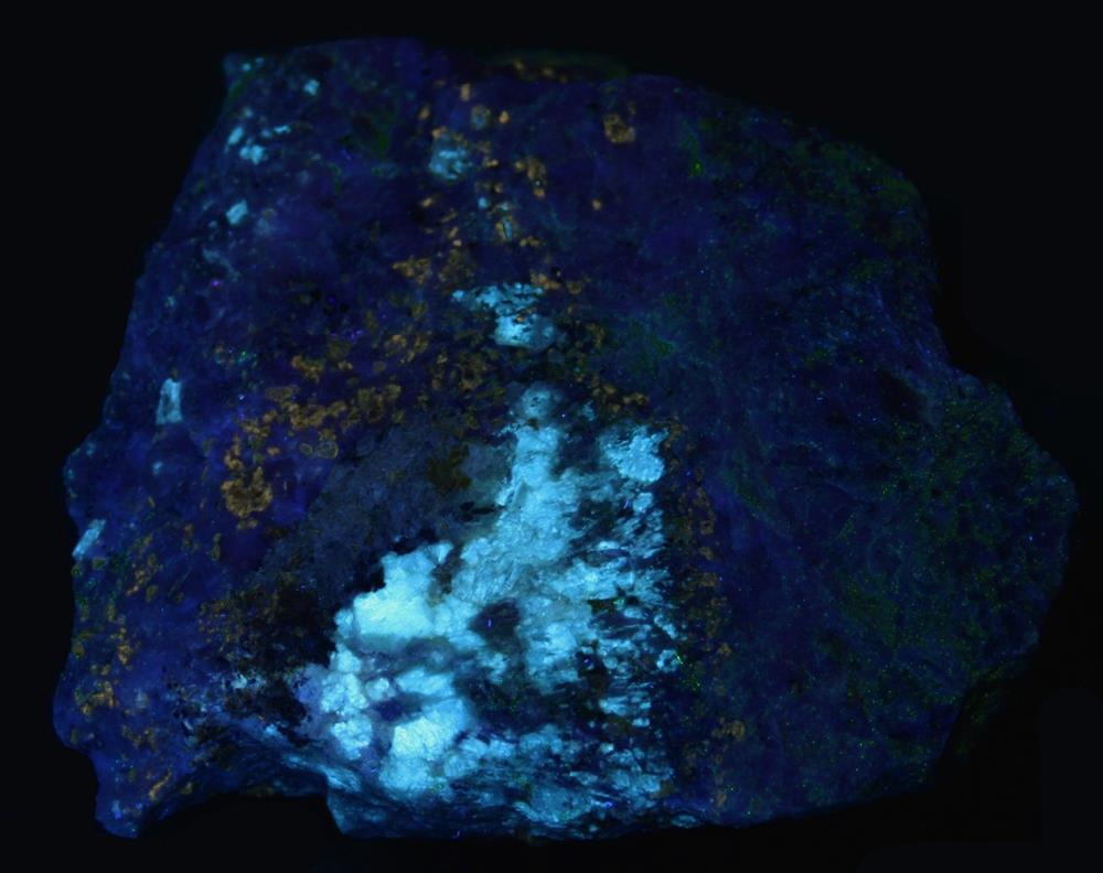 Diopside and phlogopite mica in franklin marble, Franklin NJ under shortwave UV Light