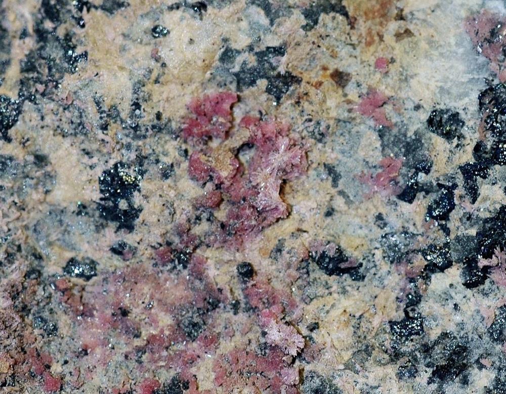 Erythrite, calcite and franklinite from Franklin, NJ