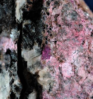 Erythrite, calcite, hendricksite Sterling Hill Mine, Ogdensburg, NJ