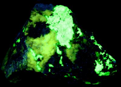 Esperite, willemite, franklinite and calcozincite from Franklin under longwave UV Light