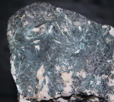 Kottigite crystal sprays on willemite, calcite and franklinite ore from Sterling Hill Mine, NJ