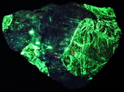 Kutnohorite with willemite crystal and minor franklinite from the Sterling Hill Mine, Ogdensburg, NJ under shortwave UV Light