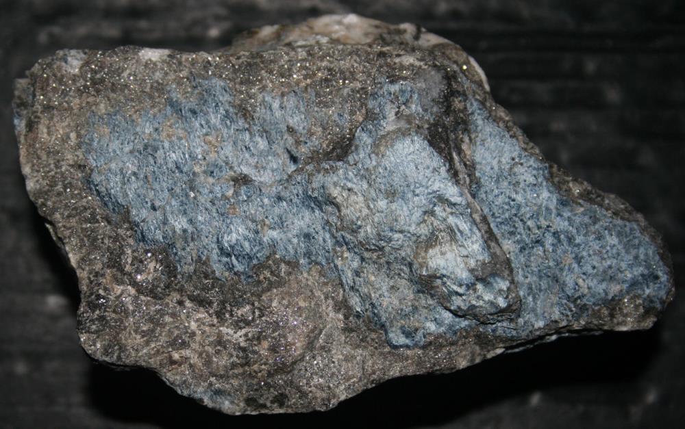Non-fluorescent blue magnesioriebeckite, gray sphalerite, calcite matrix from Franklin