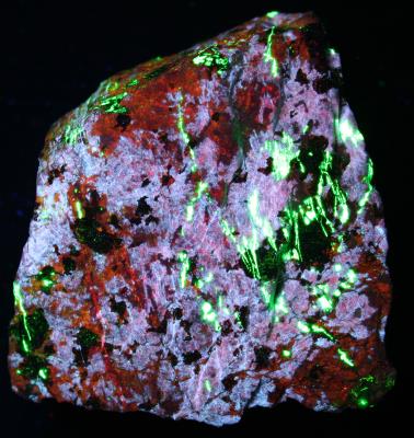 Margarosanite, clinohedrite, willemite in feldspar, Franklin under shortwave UV Light