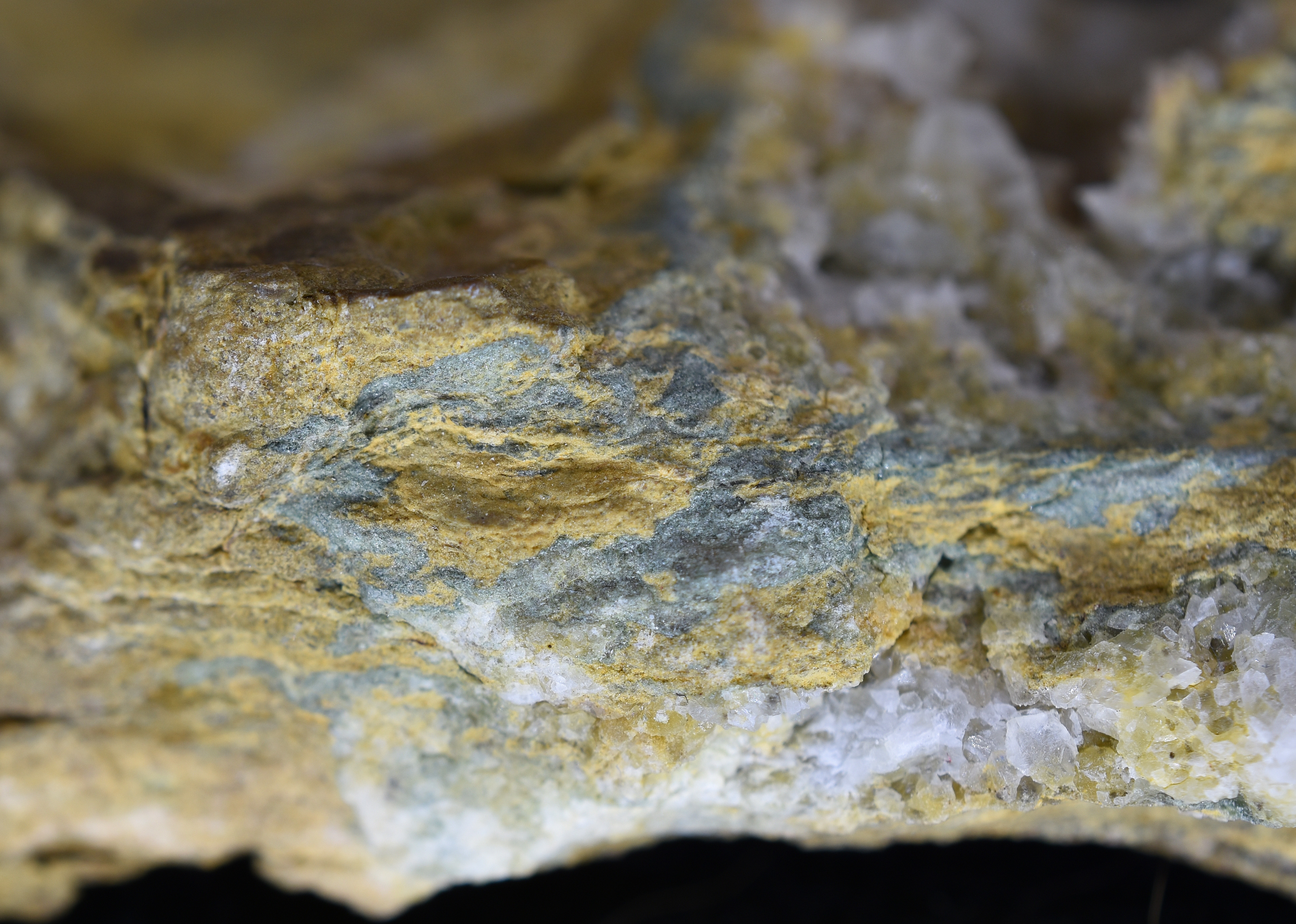 Nontronite, calcite from Sterling Hill Mine, Ogdensburg, NJ