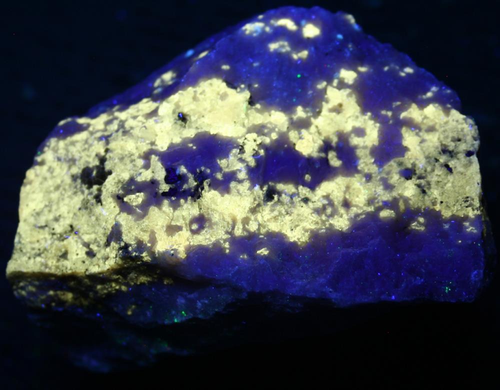 Norbergite vein from Braen Stone Industries' Franklin Quarry under shortwave UV Light
