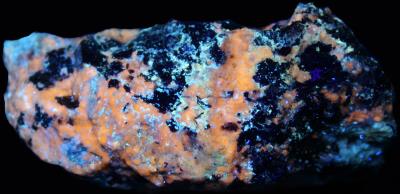 Pectolite, axinite, margarosanite, xonotlite, willemite, hendricksite, andradite garnet, franklinite under longwave UV Light