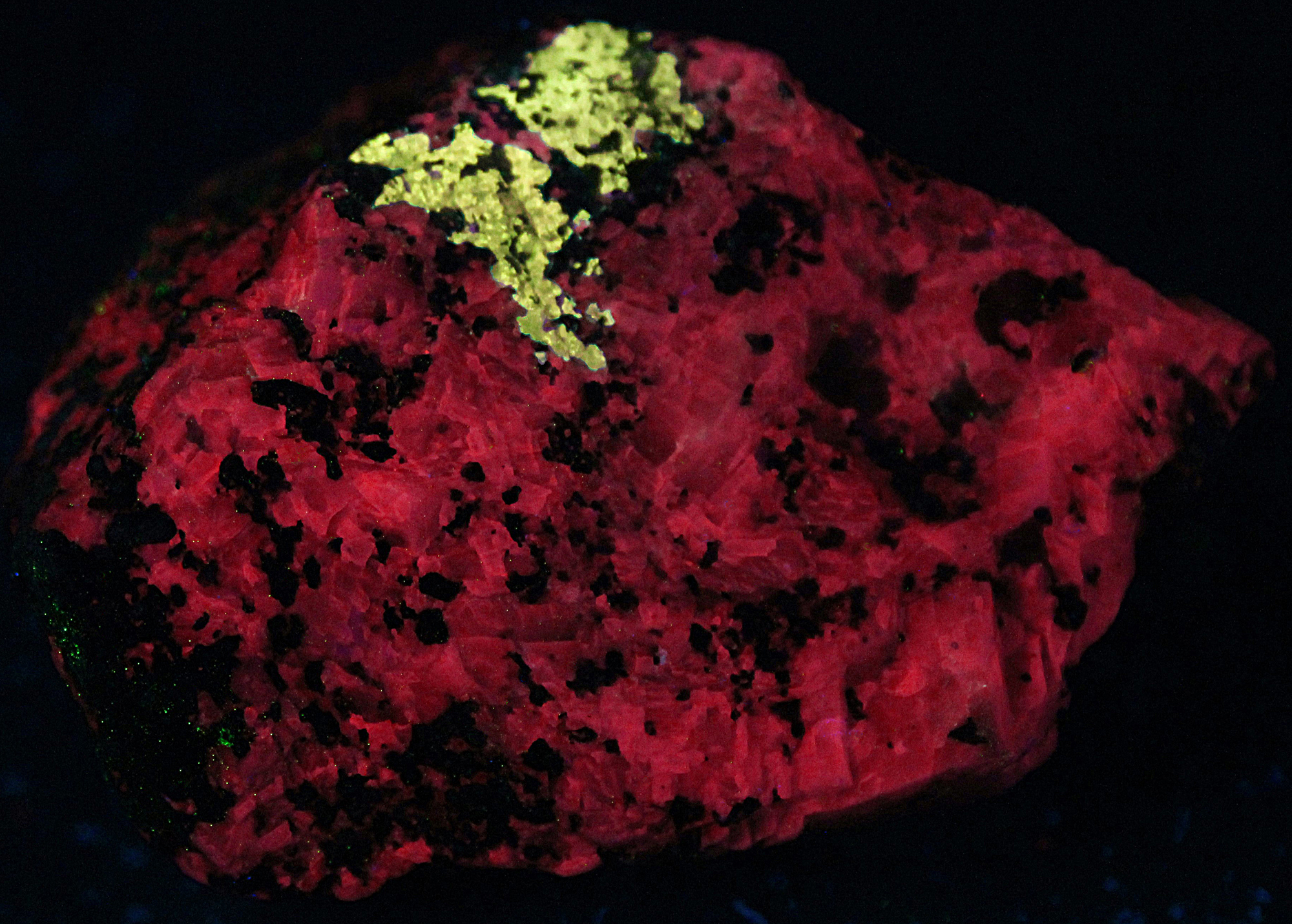 Powellite, calcite, franklinite and minor quartz from the Sterling Hill Mine, NJ. under midwave UV Light