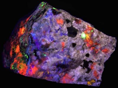 Prehnite, xonotlite, pectolite, clinohedrite, axinite-(Mn), calcite, willemite and andradite garnet from Franklin, NJ under shortwave UV Light
