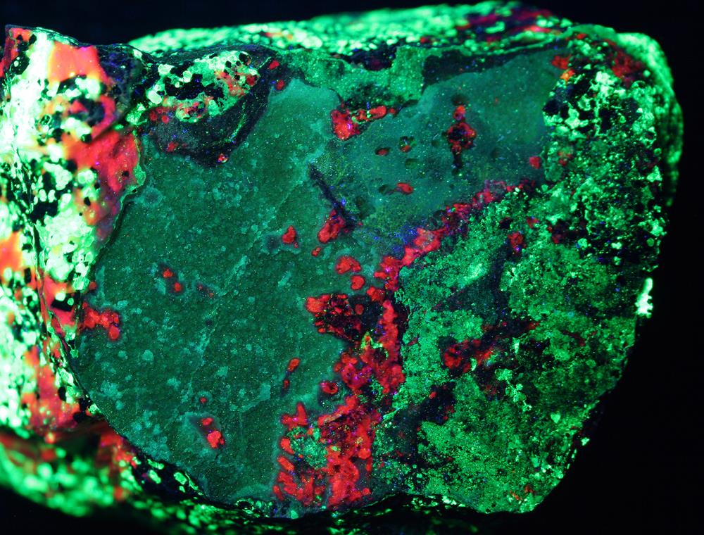 Quartz druze on willemite, calcite, franklinite ore from Sterling Hill Mine, Ogdensburg, NJ under shortwave UV Light