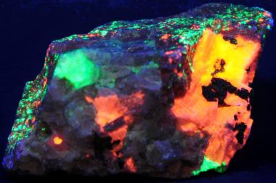 Quartz, rhodonite, calcite, willemite and minor franklinite from Franklin, NJ under shortwave UV Light