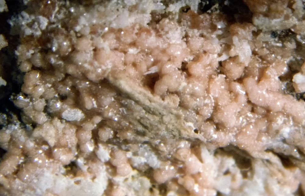 Rhodochrosite crystal sprays on Sterling Hill ore