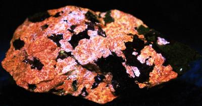 Sphalerite, willemite, franklinite and chrysotile from Sterling Hill Mine, NJ. under longwave UV Light