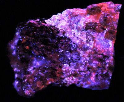 Sphalerite, calcite, franklinite from Franklin, NJ under longwave UV Light