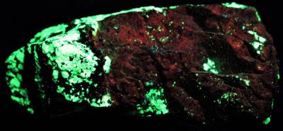 Mahogany sphalerite with sphalerite vein, willemite, calcite, franklinite from Sterling Hill Mine, Ogdensburg, NJ under shortwave UV Light