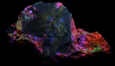 Talc, sphalerite, franklinite and willemite from the Sterling Hill Mine, Ogdensburg, NJ under midwave UV Light