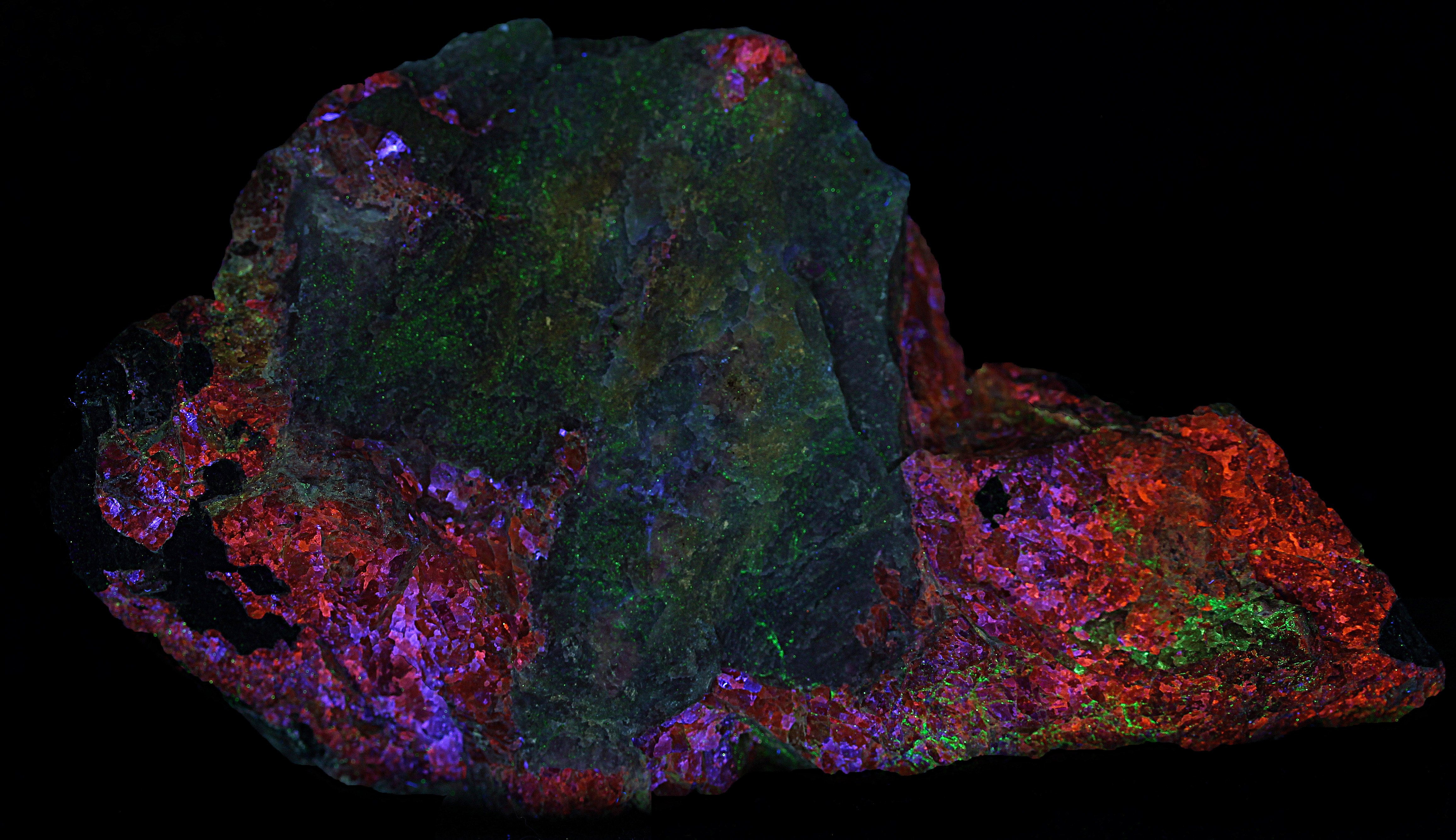 Talc, sphalerite, franklinite and willemite from the Sterling Hill Mine, Ogdensburg, NJ under shortwave UV Light