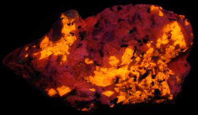 Wollastonite 'third find', bustamite (variety ferrobustamite) in calcite from Franklin, NJ under shortwave UV Light