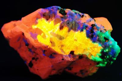 Wollastonite "second find", calcite, willemite, hardystonite, minor garnet, from Franklin, NJ. under shortwave UV Light