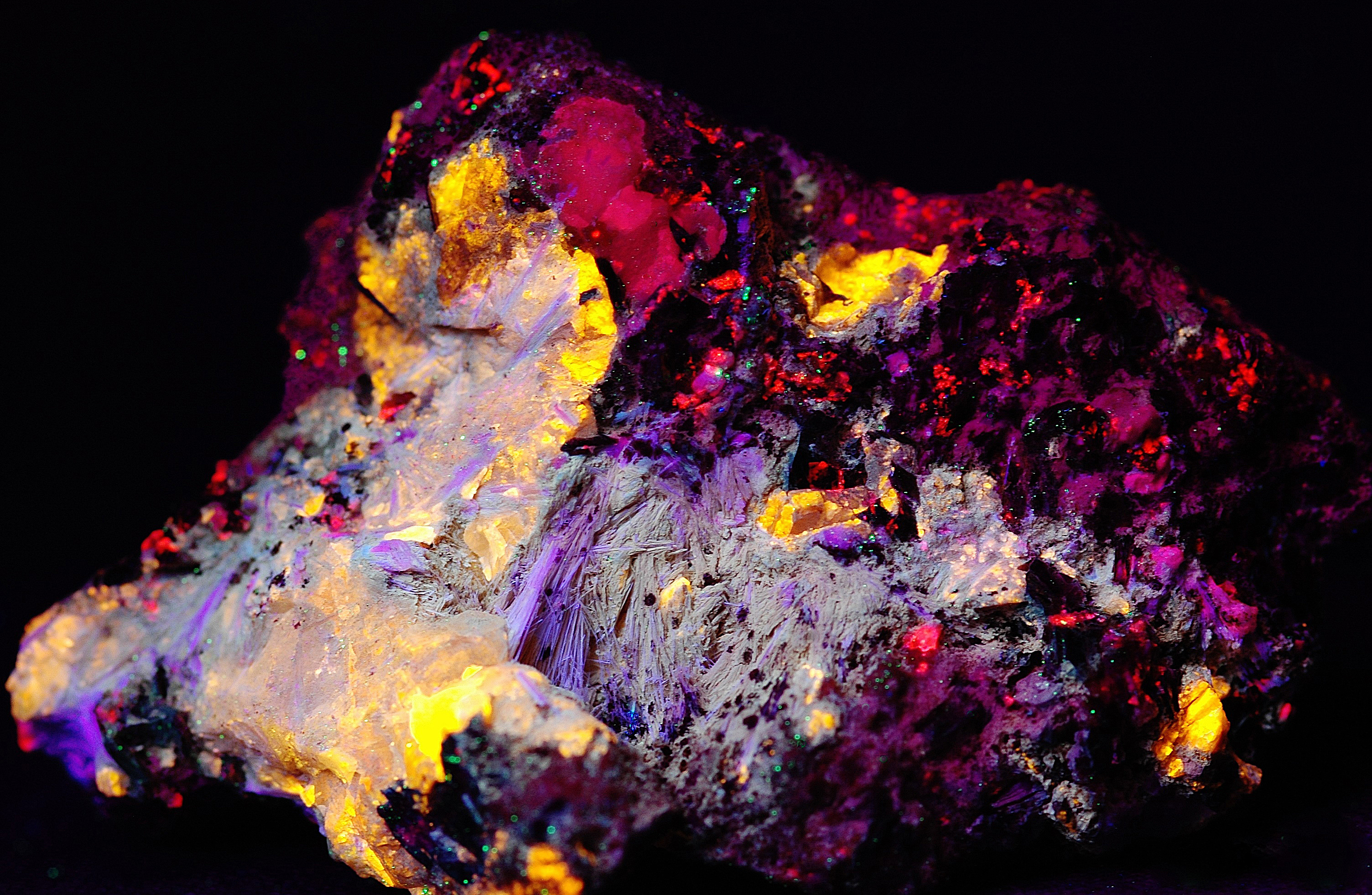 Xonotlite crystals, roeblingite, amethystine clinohedrite, feldspar and hendricksite mica from Franklin, NJ under shortwave UV Light