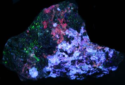 Xonotlite, axinite, willemite, from Franklin under shortwave UV Light