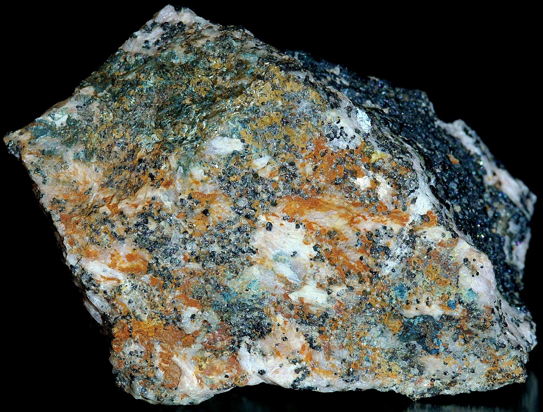 Yukonite, köttigite, franklinite and calcite from Sterling Hill Mine, NJ